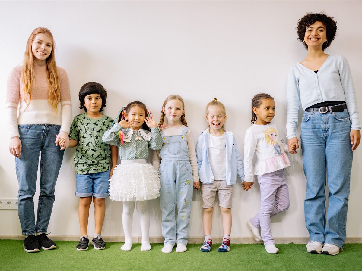 Klein Akker's teachers and children standing together for a group photo